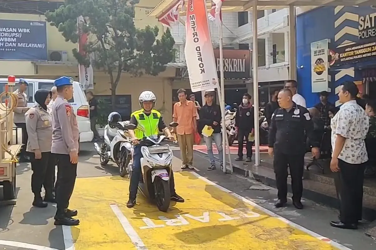 Seorang Warga di Depok Coba Ujian SIM