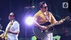 Penampilan penyanyi David Bayu saat Joyland Festival Jakarta 2023 di GBK Baseball Stadium, Jakarta, Jumat (24/11/2023). (Liputan6.com/Herman Zakharia)