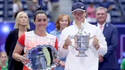 Pertemuan antara Iga Swiatek (kanan) menghadapi Ons Jabeur (kiri) merupakan laga final ideal karena keduanya merupakan unggulan pertama dan kedua di sektor tunggal putri dalam turnamen US Open 2022 ini. (AFP/Getty Images/Matthew Stockman)