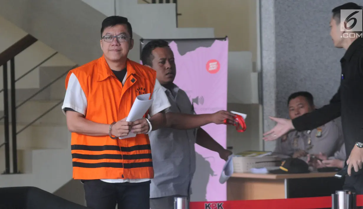 Pemegang saham mayoritas PT Bintuni Energy Persada David Manibui usai menjalani pemeriksaan di Gedung KPK, Jakarta, Selasa (24/9/2019). Dia diperiksa sebagai tersangka dugaan suap pengadaan pekerjaan peningkatan jalan di Kabupaten Jayapura pada APBD-P Pemprov Papua TA 2015. (merdeka.com/Dwi Narwoko)