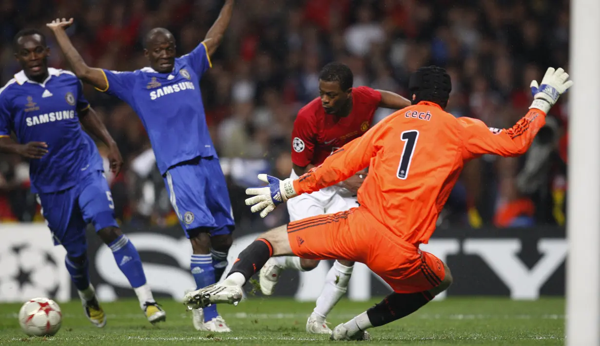 Patrice Evra. Bek kiri Prancis yang kini berusia 40 tahun dan telah pensiun pada Juli 2019 bersama West Ham United ini total 5 kali berlaga di final Liga Champions, 1 kali bersama AS Monaco (2003/2004), 3 kali bareng Manchester United (2007/2008, 2008/2009 dan 2010/2011) dan 1 kali bersama Juventus (2014/2015). Ia hanya berhasil memenangkan 1 di antaranya, yaitu pada musim 2007/2008 saat MU menang adu penalti atas Chelsea. (AFP/Adrian Dennis)