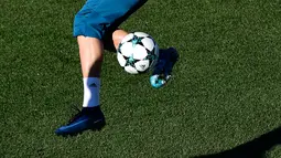 Penyerang Real Madrid, Cristiano Ronaldo mengontrol bola saat mengikuti latihan di  Valdebebas Sport City, Madrid (5/12). Pada pertemuan sebelumnya Madrid menang 3-1 di Markas Dortmund. (AFP/Pierre-Philippe Marcou)