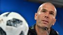 2. Zinedine Zidane - Pelatih yang saat ini mengarsiteki Real Madrid cukup piawai berakting dalam film nya sendiri yaitu A 21st Century Potrait. (AFP/Giuseppe Cacace)