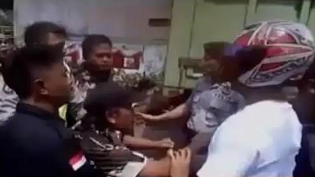 VIDEO: Gara-gara Truk Sampah, 2 Kelompok Massa Bentrok