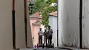 Turis menggunakan segway di sebuah jalan pusat kota Praha, Ceko, Selasa (19/7). Segway yang merupakan kendaraan personal listrik beroda 2 yang mampu menyeimbangkan sendiri itu kini menjadi favorit para turis untuk berkeliling Ceko. (REUTERS/David W Cerny)