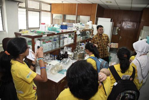 Presentasi singkat di dalam salah satu laboratorium LIPI Oseanografi Ancol | copyright vemale.com