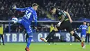 Pemain Inter Milan Lautaro Martinez (kanan) menantang pemain Empoli Ardian Ismajli pada pertandingan Serie A Liga Italia di Stadion Carlo-Castellani, Empoli, Italia, 27 Oktober 2021. Inter Milan menang 2-0. (Alberto PIZZOLI/AFP)