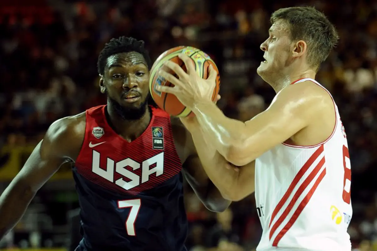 Kenneth Faried Berduel dengan pemain Turki