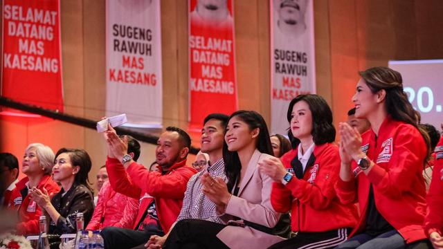 Dukung Kaesang Jadi Ketum PSI, Erina Gudono Tampil dengan Gaya Formal Sambil Tenteng Tas Rp80jutaan