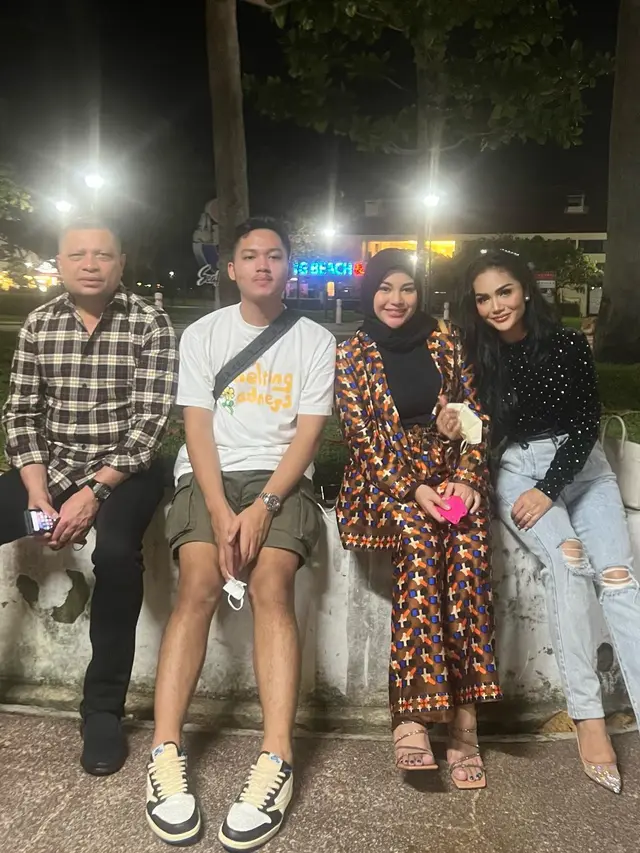 7 Potret Lebaran Krisdayanti dan Ashanty di Singapura, Berkumpul Bersama Anak