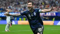 Kapten Argentina, Lionel Messi, merayakan gol rekan setimnya, Lautaro Martinez, pada semifinal Piala Dunia 2026 melawan Inggris di Atlanta Stadium, Kamis (16/7/2026). (Shaun Botterill/Getty Images/AFP)