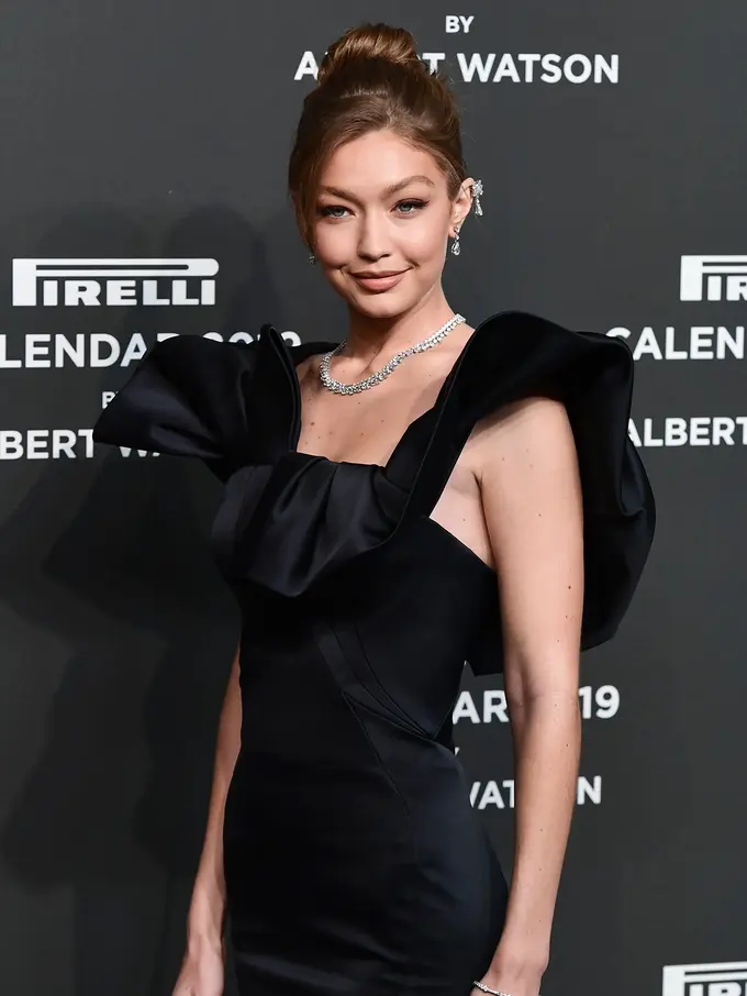 Pesona Gigi Hadid Bergaun Hitam di Milan