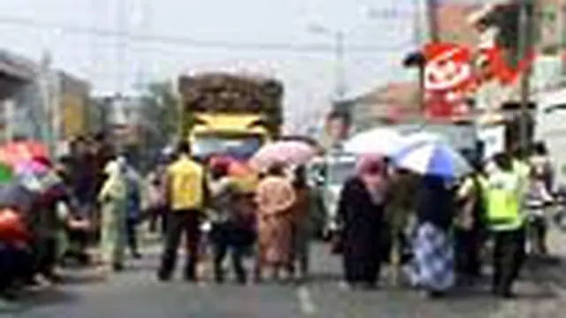 Warga Korban Lapindo Blokir Jalan Raya Porong