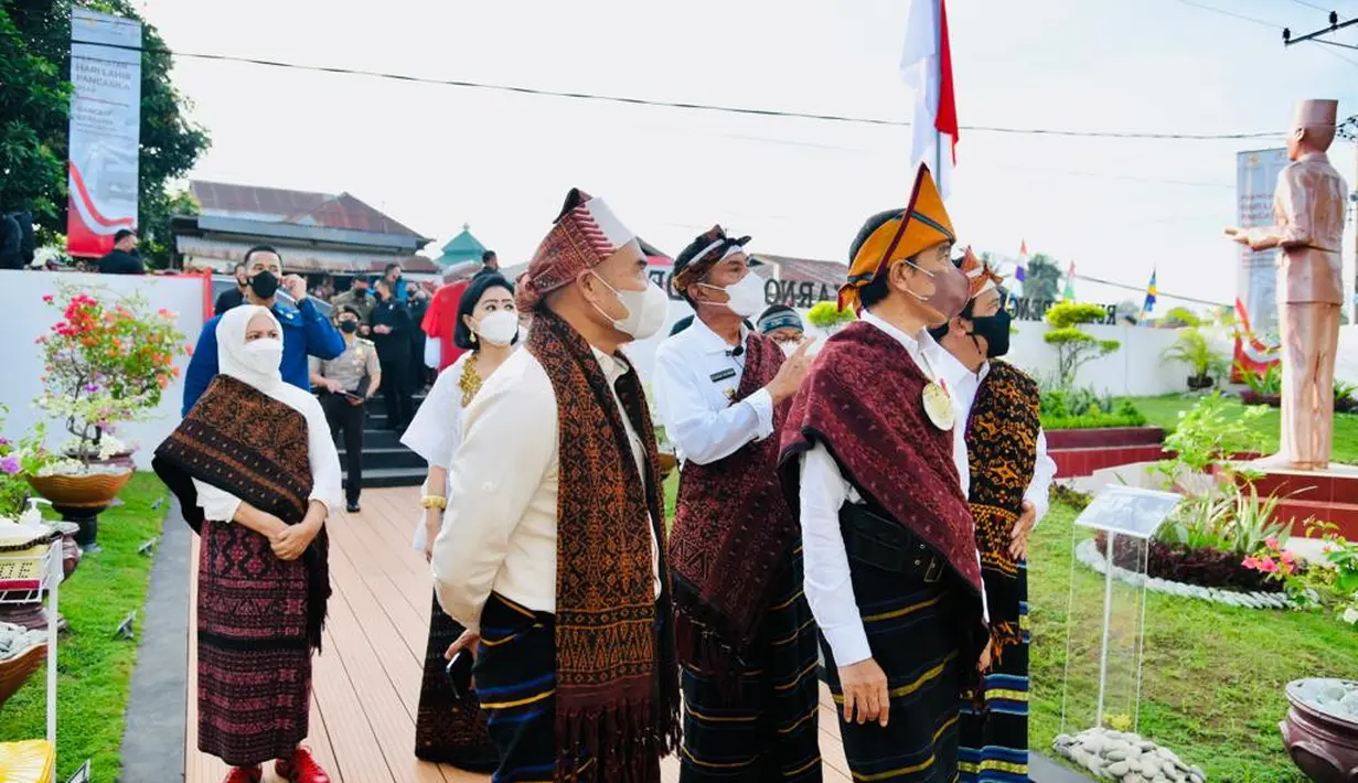 Ibu Negara Iriana Joko Widodo didampingi istri Gubernur NTT Viktor Laiskodat, Julie S. Laiskodat saat mengunjungi Rumah Pengasingan Bung Karno di Kabupaten Ende, Provinsi Nusa Tenggara Timur (NTT), Rabu (1/6/2022). (Biro Pers Sekretariat Presiden)