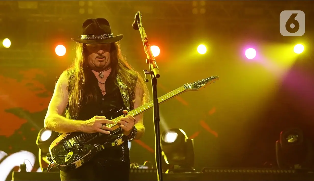 Grup band Whitesnake tampil di perhelatan JogjaROCKarta #4 di Stadion Kridosono,Yogyakarta, Minggu (1/3/2020). Whitesnake merupakan salah satu band penampil dalam JogjaROCKarta #4 selain band rock asal Jerman Scorpions. (Fimela.com/Bambang E Ros)