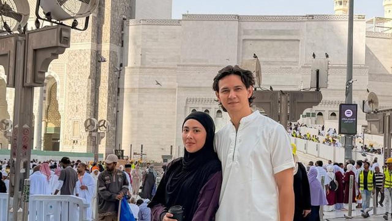 6 Potret Marcell Darwin Umrah Perdana Usai Mualaf, Perjalanan Spiritual Penuh Haru