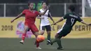 Gelandang Bangka Belitung, Intan Nuraini, berusaha mengamankan bola saat melawan Sumatra Utara pada laga Piala Pertiwi 2019 di Lapangan NYTC, Sawangan, Rabu (24/4). Babel unggul 5-0 atas Sumut. (Bola.com/Yoppy Renato)