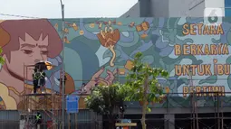 Suasana saat para muralis perempuan menyelesaikan pembuatan mural pada dinding di kawasan Juanda, Jakarta, Rabu (16/6/2021). Mural tersebut berjudul "Setara Berkarya untuk Ibu Pertiwi". (merdeka.com/Imam Buhori)