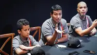 Qarrar Firhand Ali bersama sang ayah Firhand Ali, dan Manajer Teknik, Faris Lutfi selaku manajer teknik saat bertemu media beberapa waktu lalu. (Istimewa)