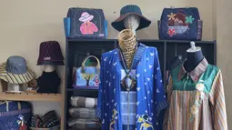 Berbagai produk turunan diOpeni seperti tas, bantal, hingga sandal diproduksi dengan konsep zero waste, memanfaatkan sisa kain lurik agar tetap bernilai ekonomi.