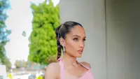 Potret Cantik Cinta Laura Pakai Gaun Pink di Malibu
