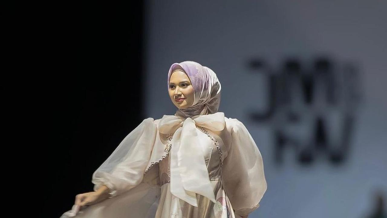 8 Potret Cantik Indah Permatasari Tampil Keren Pakai Hijab di Catwalk