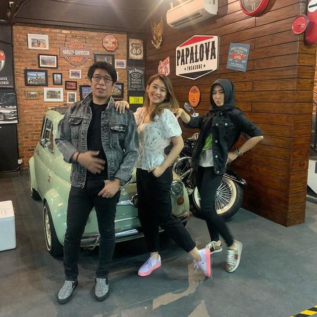 6 Potret Kebersamaan Amanda Caesa dan Ibunda, Bak Kakak Adik