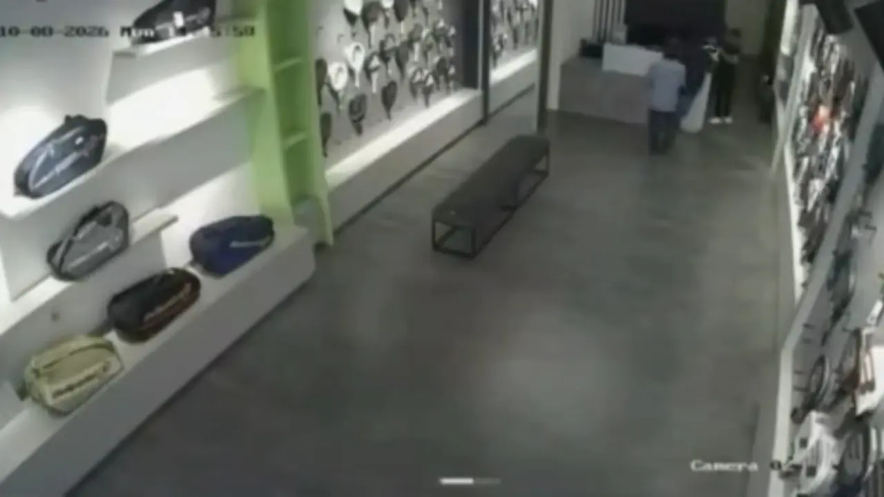 Dua pria diduga gasak dua raket padel di sebuah toko kawasan Tamansari, Jakarta Barat (Istimewa)
