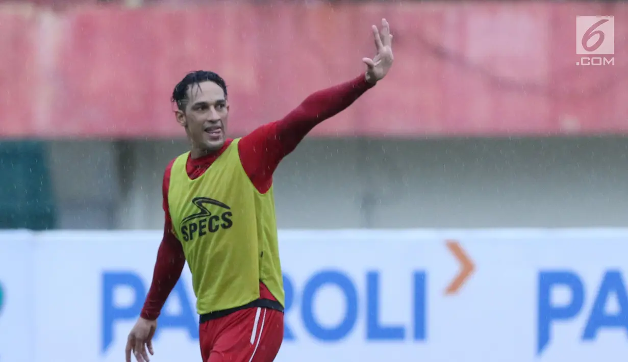 Addison Alves saat mengikuti latihan bersama Persija di Stadion Manahan Solo, Jawa Tengah, Minggu (11/2). Addison Alves yang musim lalu membela Persipura telah diumumkan bergabung dengan Persija, Kamis (8/2/2018). (Liputan6.com/Helmi Fithriansyah)