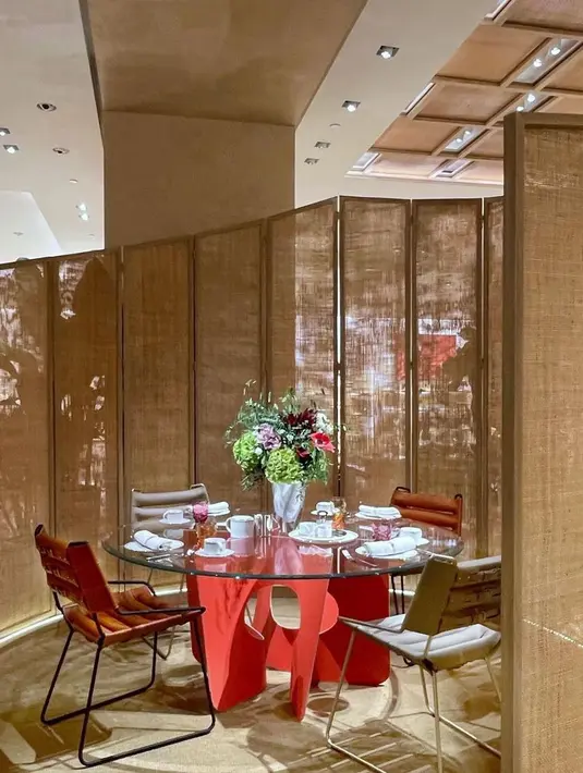 Ciptakan area dining bergaya modern dengan Belt Chair By Atelier Oï seharga Rp 174.000.000. Kursi Sabuk dari para desainer multifaset dari Atelier Oï mewujudkan esensi keahlian Louis Vuitton dalam pengerjaan kulit yang halus. Potongan presisi tinggi dalam delapan potongan lebar kulit yang kaya, direntangkan di atas rangka baja dan diikat dengan aksen buckle. Foto dok: Louis Vuitton.