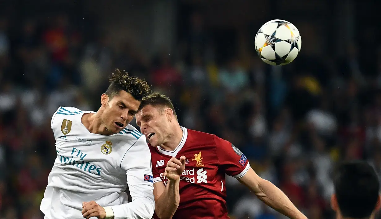 Cristiano Ronaldo. Striker Portugal berusia 37 tahun yang kini memasuki musim pertama di periode keduanya berseragam Manchester United ini total telah 6 kali berlaga di final Liga Champions, 2 kali bersama Manchester United (2007/2008 dan 2008/2009) serta 4 kali bersama Real Madrid (2013/2014 dan 2015/2016 hingga 2017/2018). Ia berhasil memenangkan 5 di antaranya. Satu-satunya kekalahan di final terjadi di musim 2008/2009 saat MU takluk dari Barcelona. (AFP/Franck Fife)