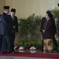 Popong Otje Djundjunan menyambut kedatangan SBY sebelum pelantikan anggota DPR periode 2014-2019 (Antara)