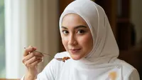 6 Trik Ampuh Hilangkan Noda Minyak Rendang di Hijab Putih, Kembali Bersih Maksimal