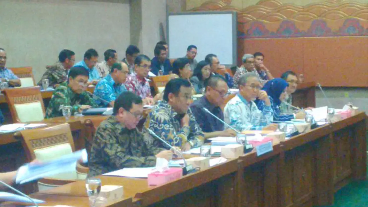 DPR Tantang Mendag Bom Kapal Penyelundup Baju Bekas