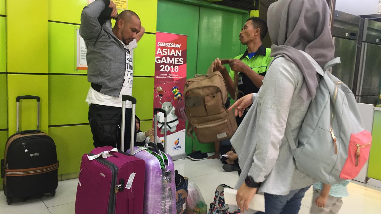 Seorang porter bernama Sarimani (47) menawarkan jasanya kepada pemudik