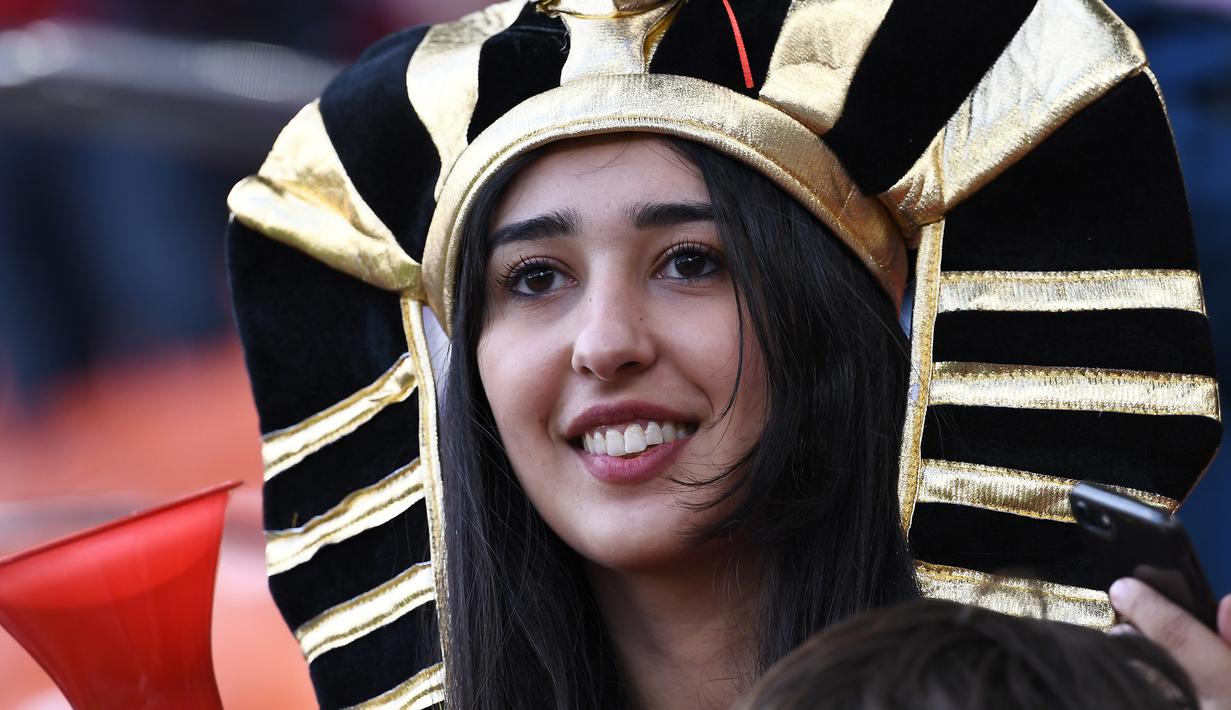 Aksi suporter Mesir saat pertandingan antara Mesir dan Uruguay dalam Piala Dunia 2018 di Ekaterinburg Arena, Ekaterinburg, Rusia, Jumat (15/6). (Anne-Christine Poujoulat/AFP)