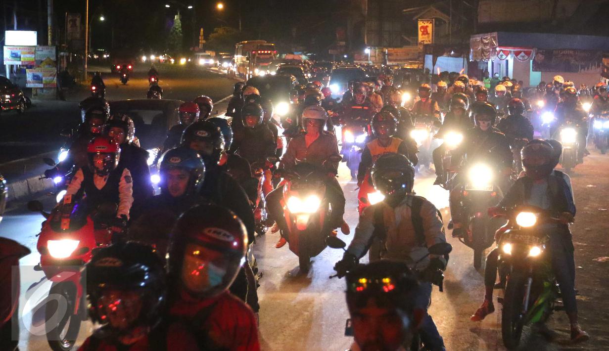 Pemudik sepeda motor memadati jalur simpang Cikalong, Jawa Barat, Jumat (1/7) dini hari. H-5 Lebaran, ratusan pemudik yang menggunakan sepeda motor mulai memadati jalur pantura menuju Jawa Tengah. (Liputan6.com/Angga Yuniar)