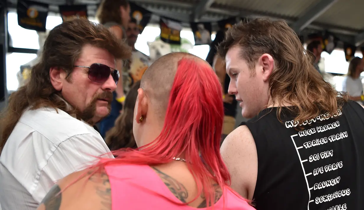 Peserta menunggu penilaian gaya rambutnya dalam Mulletfest 2018 di Kota Kurri Kurri, Sydney, Australia, Sabtu (24/2). Mullet memiliki ciri khas potongan pendek di bagian depan, bervolume, serta panjang di samping dan belakang. (PETER PARKS/AFP)