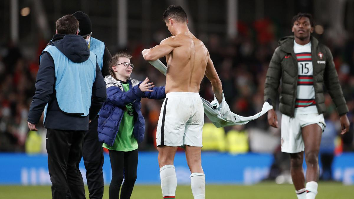 Kiper Irlandia Gigit Jari Cristiano Ronaldo Pilih Beri Jersey Ke Fans Cilik Bola Liputan6 Com