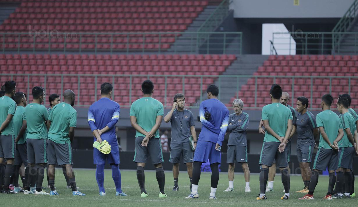 Pelatih Timnas Indonesia, Luis Milla, memberikan arahan kepada anak asuhnya saat latihan jelang laga melawan Fiji di Stadion Patriot, Bekasi, Jumat, (1/9/2017). Indonesia akan menjalani laga Persahabatan melawan Fiji. (Bola.com/M Iqbal Ichsan)