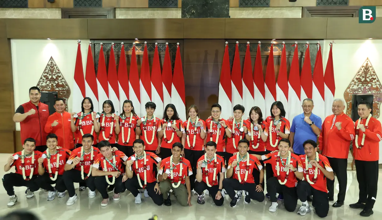 Tim bulu tangkis putra Indonesia untuk Thomas Cup 2024 dan tim bulu tangkis putri Indonesia untuk Uber Cup 2024 foto bersama saat acara penyambutan di Gedung VVIP Terminal 3 Bandara Soekarno Hatta, Tangerang, Banten, Senin (06/05/2024). (Bola.com/M Iqbal Ichsan)