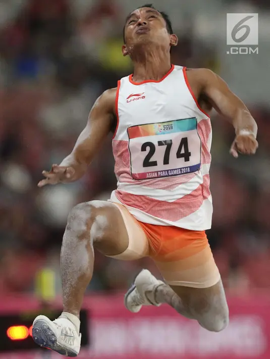 Atlet para atletik Indonesia, Rasyidi melakukan lompatan pada lomba lompat jauh T44, T62/T64 putra Asian Para Games 2018 di Stadion Utama GBK, Jakarta, Jumat (12/10). Rasyidi meraih perunggu dengan lompatan 6.05 meter. (Liputan6.com/Helmi Fithriansyah)
