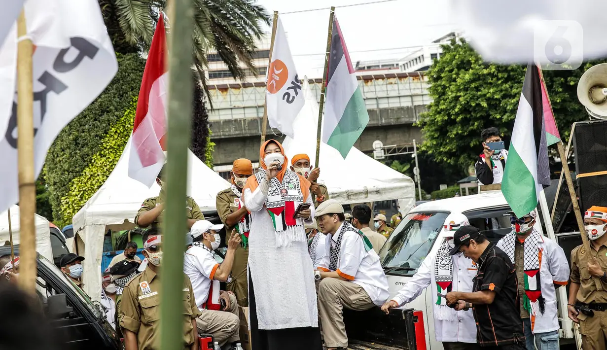 Peserta kader Partai Keadilan Sejahtera (PKS) puisi saat melakukan aksi bela Palestina di depan Kedutaan Besar Amerika Serikat, Jakarta, Kamis (20/5/2021). Aksi tersebut dalam rangka berempati kepada bangsa Palestina untuk mendapatkan kemerdekaannya dari serangan Israel. (Liputan6.com/Faizal Fanani)