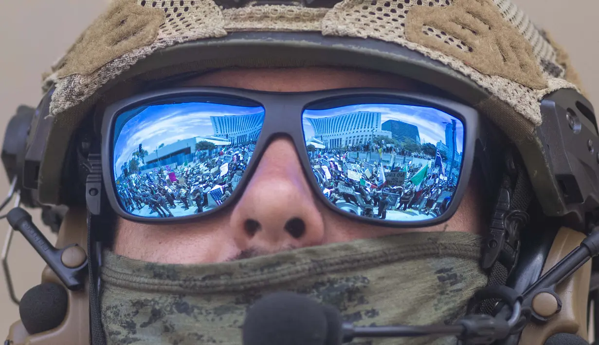 Demonstran memadati jalan-jalan, taman-taman, dan alun-alun di seluruh Amerika Serikat (AS) pada Sabtu (14/6/2025) untuk memprotes Presiden Donald Trump. (RINGO CHIU/AFP)