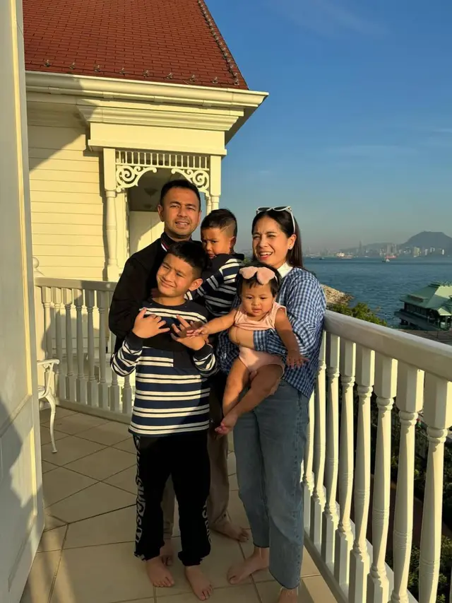 7 Potret Kebahagiaan Keluarga Raffi Ahmad di Hong Kong, Penampilan Lily Jadi Highlight (credit: https://www.instagram.com/raffinagita1717/).