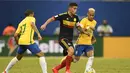 Bintang Kolombia, James Rodriguez berusaha keluar dari hadangan Neymar (kanan) pada kualifikasi Piala Dunia 2018 zona Conmebol di Manaus, Brasil, (7/92016) WIB. (AFP/Christophe Simon)