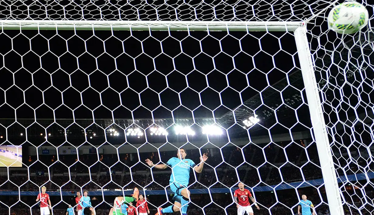 Proses terjadinya gol Barcelona yang dicetak Luis Suarez pada laga Piala Dunia Antarklub melawan Guangzhou Evergrande. (AFP/Toshifumi Kitamura)