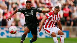 Pemain Liverpool, Joe Gomez melewati hadangan pemain Stoke, Jonathan Walters pada laga Liga Premier Inggris di Britannia Stadium, Inggris, Minggu (9/8/2015). Stoke kalah 0-1 dari Liverpool. (Action Images via Reuters/Jason Cairnduff) 