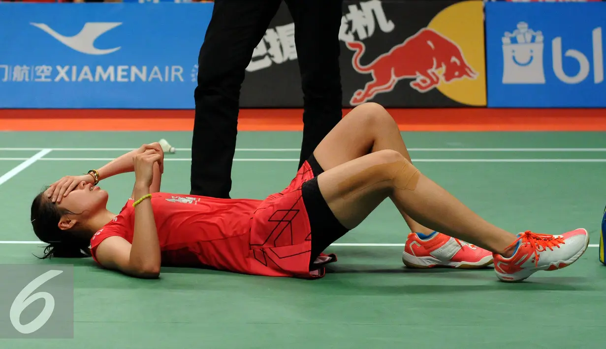 Pebulutangkis tunggal putri Thailand, Ratchanok Intanon tergeletak di lapangan saat laga melawan Lindaweni Fanetri (Indonesia) di Total BWF Championships 2015 di Jakarta, Kamis (13/8/2015). (Liputan6.com/Helmi Fithriansyah)