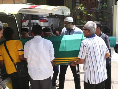 Kerabat mengeluarkan jenazah pesinetron Renita Sukardi dari mobil ambulan setibanya di rumah duka kawasan Pondok Kelapa, Jakarta, Senin (10/4). Renita meninggal dunia usai dirawat karena menderita kanker payudara stadium 3B. (Liputan6.com/Herman Zakharia)